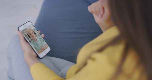 Mulher estudante professor tutor usar fone de ouvido sem fio videoconferência chamada no telefone celular falar por webcam aprender ensinar no chat on-line, webinar distância conceito de ensino on-line — Vídeo de Stock