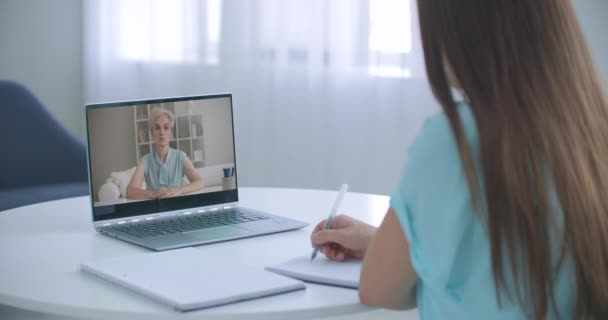 Profesor a distancia tutor en línea conferencia en el ordenador portátil comunicarse con el alumno por webcam video llamada e-learning. Cuarentena en el hogar aprendizaje a distancia y trabajo en el hogar. — Vídeos de Stock