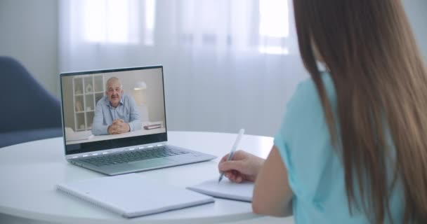 Kobieta Student Study Online i Learns Video Lesson z nauczycielem za pomocą laptopa w domu. Koncepcja e-learningu, webinarium, kursu na odległość lub warsztatu na pandemii COVID-19 — Wideo stockowe