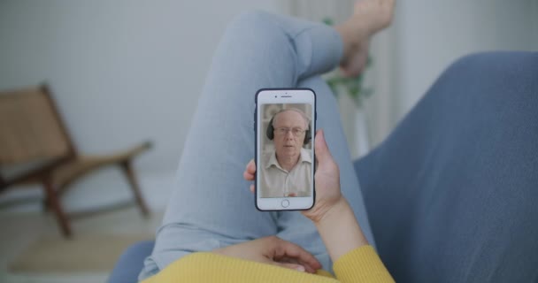 Profesor de la mujer tutor usar auriculares inalámbricos videollamadas en el teléfono móvil hablar por webcam aprender a enseñar en el chat en línea, concepto de enseñanza en línea webinar a distancia — Vídeos de Stock