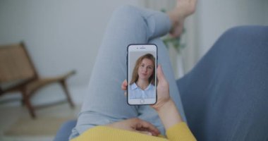 Genç kadın arkadaşlarıyla görüntülü sohbet ederken akıllı telefonlardan el sallayarak selamlaşırken izolasyon sırasındaki en iyi arkadaşlar uzun mesafe iletişiminin keyfini çıkarıyorlar.