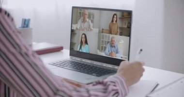 Bayan öğrenci bilgisayarlı bilgisayarda konferans görüntüsü alıyor. Web öğretmeniyle konuşuyor. Uzaktan webcam sohbeti yapıyor. Uzaktan eğitim sınıfı konsepti. Omuz üstü yakın görünüm