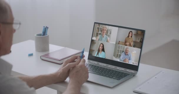 Riunione online del team di lavoro o chiamata in famiglia in videoconferenza di gruppo sul computer portatile in Home Office. La gente felice parla e sorride ai collegi via Internet. Auto-isolamento alla Pandemia — Video Stock