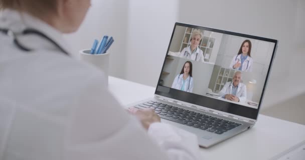 Gros plan de jeunes femmes parler sur appel vidéo consulter divers médecins collègues, patiente ont consultation en ligne avec GP ou médecins, infirmière médicale en conférence Webcam avec des collègues — Video