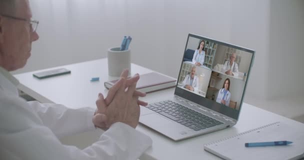 Blisko rozmowy męskiej na rozmowy wideo skonsultować się z różnymi lekarzami kolegów, człowiek ma konsultacje online z lekarzem rodzinnym lub lekarzy, pielęgniarka medyczna w konferencji Kamera z współpracownikami — Wideo stockowe