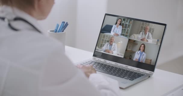 Close-up van jonge vrouwelijke talk op video call consult met diverse artsen collega 's, vrouwelijke patiënt hebben online overleg met huisarts of artsen, medische verpleegkundige in Webcam conferentie met collega' s — Stockvideo