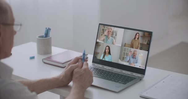 Online Work Team Meeting vagy Family Call in Group Video Conference on Laptop in Home Office. Boldog emberek beszélnek és mosolyognak kollégáiknak az interneten keresztül. Önizolálás világjárvány esetén — Stock videók