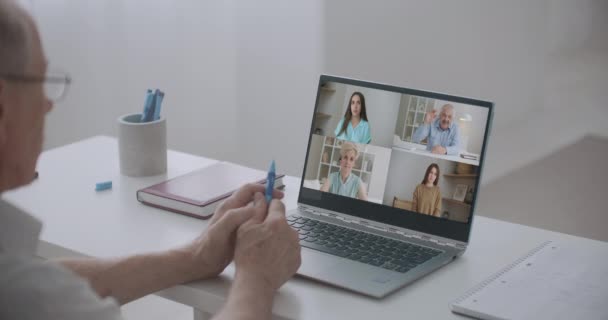 Mutfaktaki video konferans teknolojisini ev ve ofis arkadaşlarıyla görüntülü görüşme için kullanan kişi — Stok video