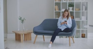 Kazanan teklifi kutlayan neşeli genç bayan müşteri ya da akıllı telefondan ecommerce alışveriş teklifi alan. Kazanan heyecanlı kız cep telefonuna bakarak başarı kavramını kutlayan uygulamayı kullanıyor..