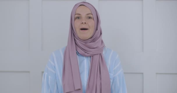 Selbstbewusste junge indische muslimische Geschäftsfrau trägt Hijab sprechen Blick in die Kamera, islamische arabische Dame sprechen mit Webcam machen Videokonferenz-Telefongespräch Bewerbungsgespräch Rekord Webinar Online-Präsentation im Büro — Stockvideo