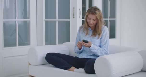 Grappige euforische jonge vrouw klant vieren winnende bod of het krijgen van e-commerce winkelen aanbod op de smartphone. Opgewonden meisje winnaar op zoek naar mobiele telefoon met behulp van app vieren succes concept. — Stockvideo