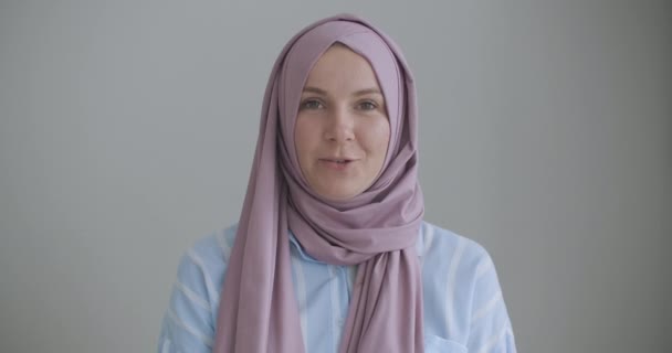Confiado joven indio musulmán mujer de negocios usar hijab hablar mirar a la cámara, islámica árabe dama hablar con webcam hacer video conferencia llamada trabajo entrevista registro webinar presentación en línea en la oficina — Vídeos de Stock