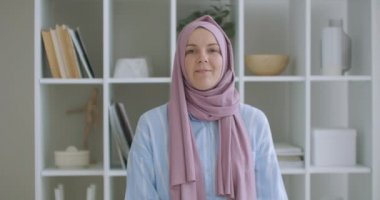 Kendine güvenen genç Hintli Müslüman iş kadını tesettüre bak, kameraya bak, Müslüman kadın webcam ile konuş, video konferansı yap iş görüşmesi yap, internet üzerinden Webinar sunumunu kaydet