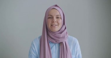 Kameradaki müslüman kıza bakıyorum. Dairelerden arkadaşlarımı arıyorum. Video bağlantısı kuruyorum, el sallıyorum, şık bir odada kanepede oturuyorum.