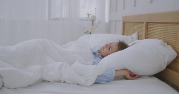 Jeune femme irritée essayant de dormir ennuyée par de mauvais voisins bruyants de la chambre couvrant les oreilles avec un oreiller, étudiante en colère perturbée par un problème de bruit fort se réveiller couché dans le lit souffrent d'insomnie — Video