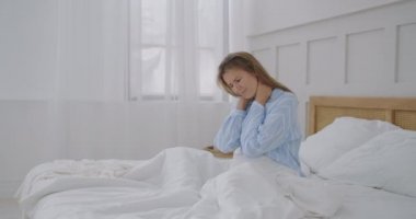 Genç bir kadın sabahları yatağında yatarken, her gece boynundaki acıyı hisseder, uykusunda aniden ağrılı ve kaskatı bir şekilde uyanır. Fibromiyalji kavramı