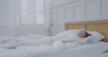 Güzel Esmer Sabah Yavaşça Uyanıyor, Yataktan Geriniyor ve Kalkıyor, Büyük Pencereden Güneş Üzerine Parlıyor. Mutlu Genç Kız Yeni Günü Kutluyor