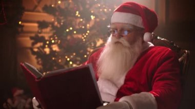 Sevgili Noel Baba evinde şöminenin yanında ve Noel ağacı Noel için hazır.