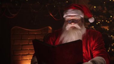 Sevgili Noel Baba evinde şöminenin yanında ve Noel ağacı Noel için hazır.