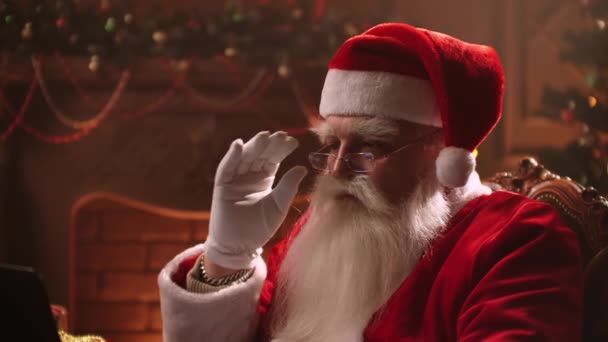 Santa Claus varm atmosfære i stuen ved hjælp af laptop. – Stock-video