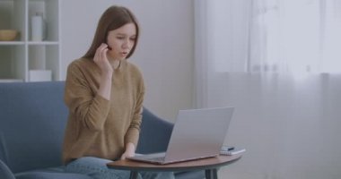 Kadın internet üzerinden danışmanlık yapıyor, video çağrısı ve kulaklık kullanıyor, konuşuyor ve bilgisayar ekranına bakıyor.