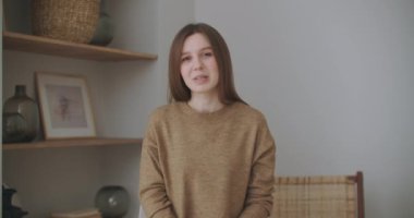 Kadınlar oturma odasında kanepede oturup dizüstü bilgisayar ekranı sohbet videosu arama uygulamasına bakarlar. E-istihdam, iş görüşmesini uzaktan geçirme, iş çözümleri Corona virüsü karantinası nedeniyle video konferans yoluyla