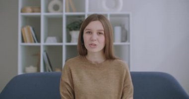 Kadınlar oturma odasında kanepede oturup dizüstü bilgisayar ekranı sohbet videosu arama uygulamasına bakarlar. E-istihdam, iş görüşmesini uzaktan geçirme, iş çözümleri Corona virüsü karantinası nedeniyle video konferans yoluyla