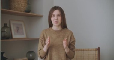 Kendine güvenen iş kadını Webinar hoca kameraya bakarak konuşuyor. Ofisteki kadın el sallayarak hava öpücüğü veriyor ve modern dizüstü bilgisayarla kameraya bakıyor. İletişim konsepti.