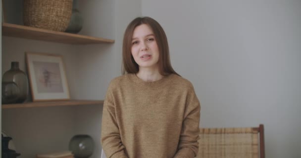 Femme assise sur le canapé dans le salon regarder l'écran d'ordinateur portable commencer la conversation app vidéocall. E-emploi, passer un entretien d'embauche à distance, des solutions d'affaires par vidéoconférence en raison de la quarantaine du virus corona — Video