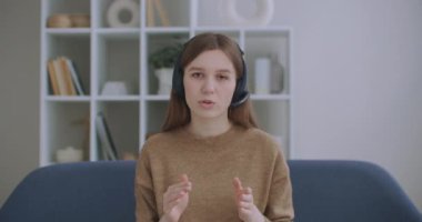 Kadın web kameralarına bak. Webinar konferansına katıl. Erkek lider, koç, akıl hocası sanal görüntülü konuşma sırasında konuşma yapıyor..