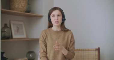 Kadın web kameralarına bak. Webinar konferansına katıl. Erkek lider, koç, akıl hocası sanal görüntülü konuşma sırasında konuşma yapıyor..
