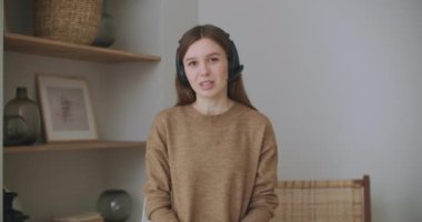 Kadınlar oturma odasında kanepede oturup dizüstü bilgisayar ekranı sohbet videosu arama uygulamasına bakarlar. E-istihdam, iş görüşmesini uzaktan geçirme, iş çözümleri Corona virüsü karantinası nedeniyle video konferans yoluyla