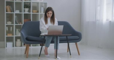 Kadın uzaktan internetle çalışıyor. Mutlu genç iş kadını web kamerasına kulaklık takıyor ve uzaktan video konferans görüşmesi yapıyor. Kadın internet öğretmeni uzaktan sohbet ediyor.