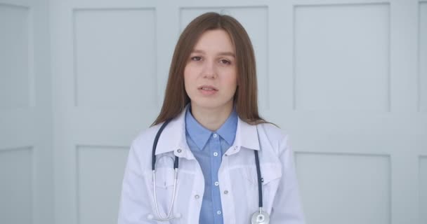 Medico femminile amichevole sta salutando in chat online e iniziare la consultazione online, chiedendo e ascoltando paziente — Video Stock