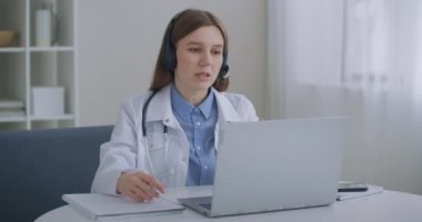 Terapistle online randevu, kadın klinikte ofisinde oturuyor ve internet üzerinden insanlara danışmanlık yapıyor