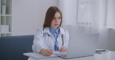 Kadın tıp profesörü çevrimiçi ders veriyor, öğrencilere öğretiyor ve deneyimlerini paylaşıyor, ileri düzey eğitim alıyor.