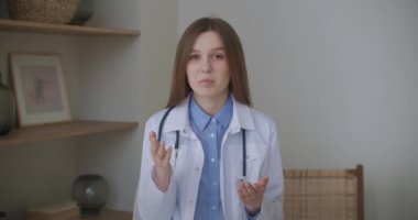 Dost canlısı kadın doktor çevrimiçi sohbete katılıyor ve çevrimiçi danışmaya başlıyor.