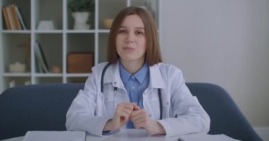 Dost canlısı kadın doktor çevrimiçi sohbete katılıyor ve çevrimiçi danışmaya başlıyor.