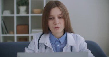 Doktora telefonla danışmak, kadın doktor çağrı merkezindeki hastaların sorularını yanıtlıyor, profil bakışı