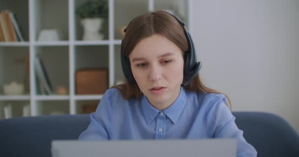 Spezialist für technische Unterstützung oder Call-Center berät Kunden online, Frau mit Kopfhörer antwortet auf Abruf per Laptop — Stockvideo