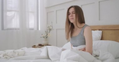 Karın ağrısı çeken genç bir kadın. Adet sancıları işe gitmek için çok acı verici. Karın ağrısı çeken bir kadın. Karın bölgesinde şiddetli ağrı ve kramp var.,