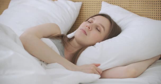 Femeia se trezește ridică mâinile întinse în pat se simte sănătoasă — Videoclip de stoc
