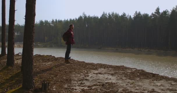 Muž, který cestuje sám s výhledem na kaňon řeky. Muž přežití cestování turistika na řece aktivní zdravý životní styl. — Stock video