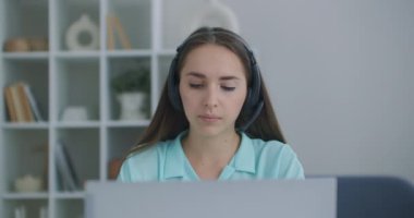 Kadın çağrı merkezinde, telefon satışları ve teknik destek bölümünde çalışıyor. Uzaktan iş, insanlar için uzak iş.