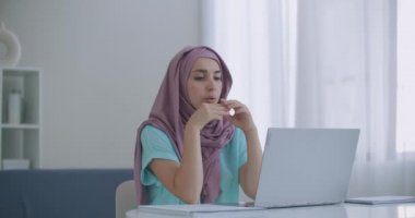 Genç Hintli iş kadını web kameraları konferansında tesettür takıyor. Müslüman internet öğretmeni iş görüşmesi yaptı.
