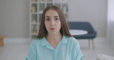 Kameraya bakan fotoğrafçı kadın video görüşmesi yapıyor. Video konferansında çalışan bir bilgisayar ekibinin önündeki kadın.