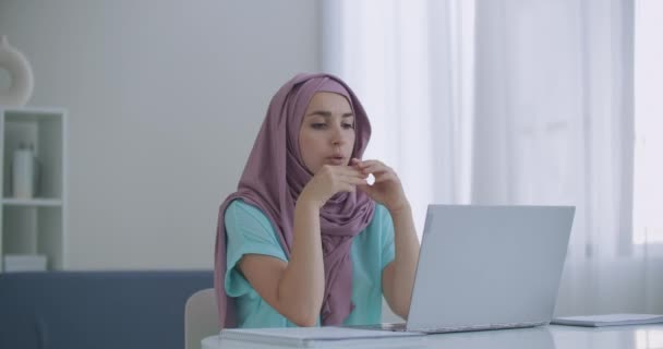 Mladá indická podnikatelka nosí hidžáb komunikuje s pracovníkem na dálku v konferenčním chatu webkamery. Muslim on-line učitel, aby video call job interview. — Stock video