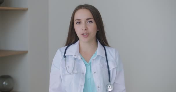 Lékař nosit sluchátka konzultace žena pacient, aby on-line webkamera video hovor na obrazovce notebooku. Telemedicína videokonference vzdálený počítač app virtuální setkání. — Stock video