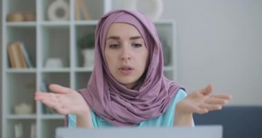 Genç Hintli iş kadını web kameraları konferansında tesettür takıyor. Müslüman internet öğretmeni iş görüşmesi yaptı.