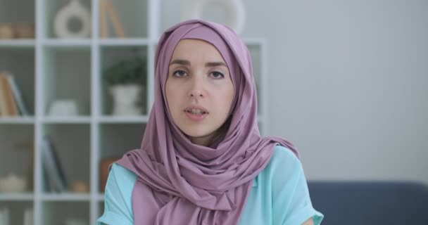 आत्मविश्वास से युवा भारतीय मुस्लिम व्यवसायी महिला हिजाब पहनती है कैमरा को देखो, इस्लामी अरबी महिला वेब कैमरा से बात करती है वीडियो कॉन्फ्रेंस कॉल जॉब इंटरव्यू रिकॉर्ड वेबिनार ऑनलाइन प्रस्तुति कार्यालय में — स्टॉक वीडियो